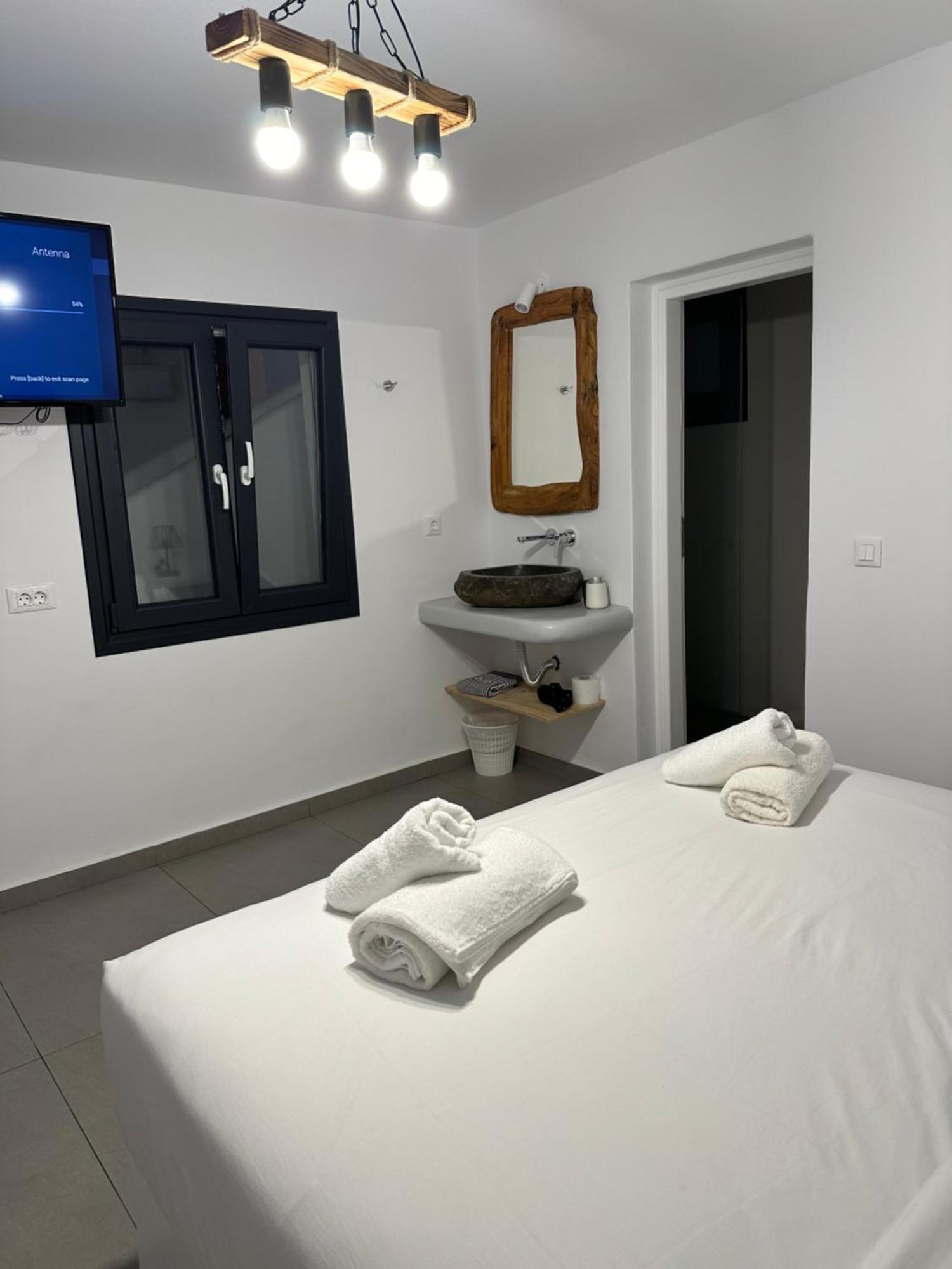 The Coast Suites Tourlos Exterior foto